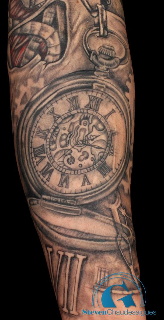 tatouage biomecanique engrenage