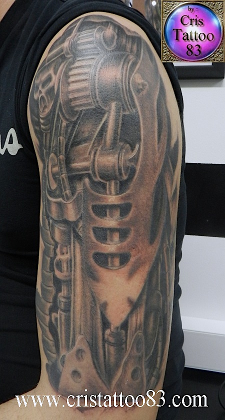 tatouage biomecanique épaule