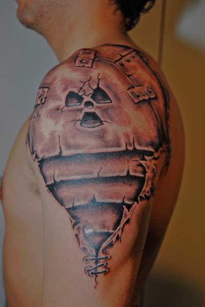 tatouage biomecanique épaule