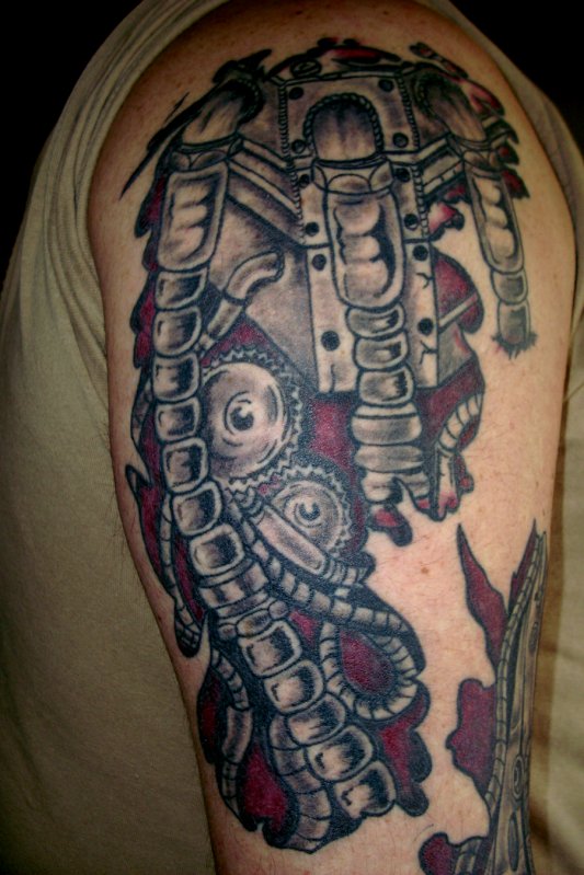 tatouage biomecanique épaule