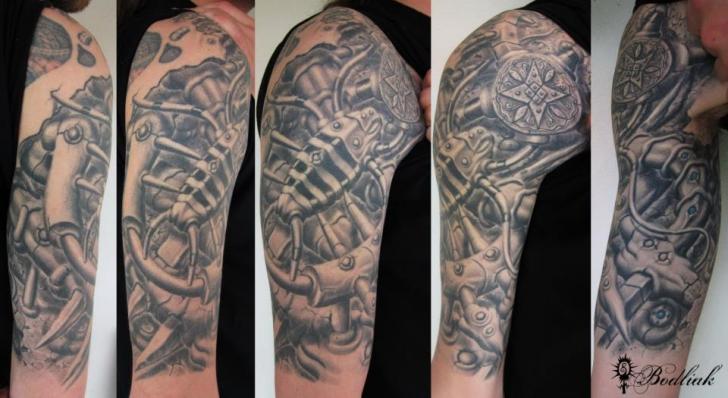 tatouage biomecanique épaule