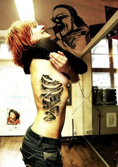 tatouage biomecanique femme