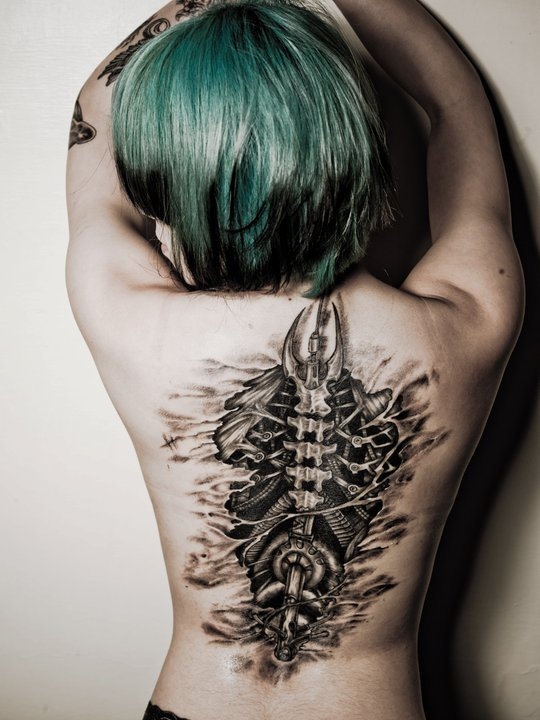 tatouage biomecanique femme