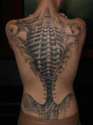 tatouage biomecanique femme