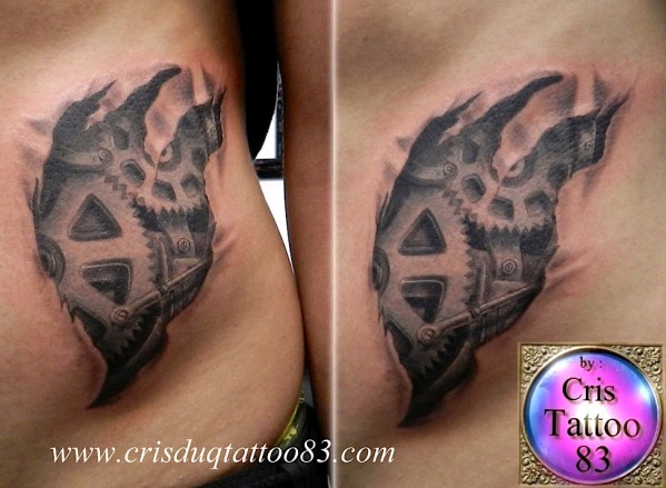 tatouage biomecanique hanche