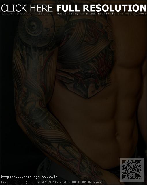 tatouage biomecanique hanche