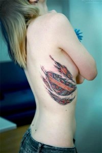 tatouage biomecanique hanche