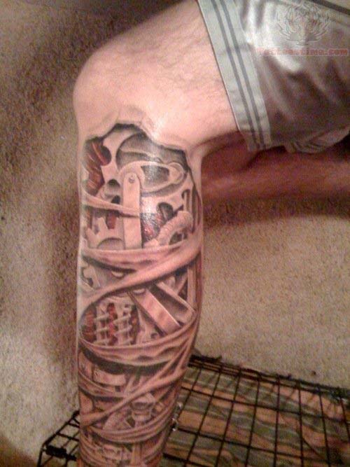 tatouage biomecanique hanche