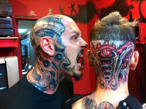 tatouage biomecanique nuque