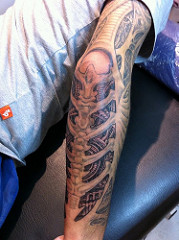 tatouage biomecanique suisse
