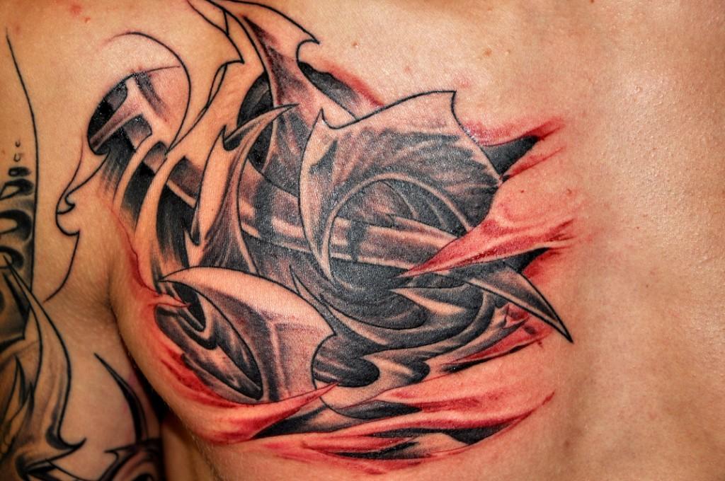 tatouage biomecanique torse
