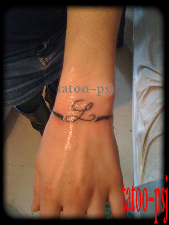 tatouage bracelet initiale