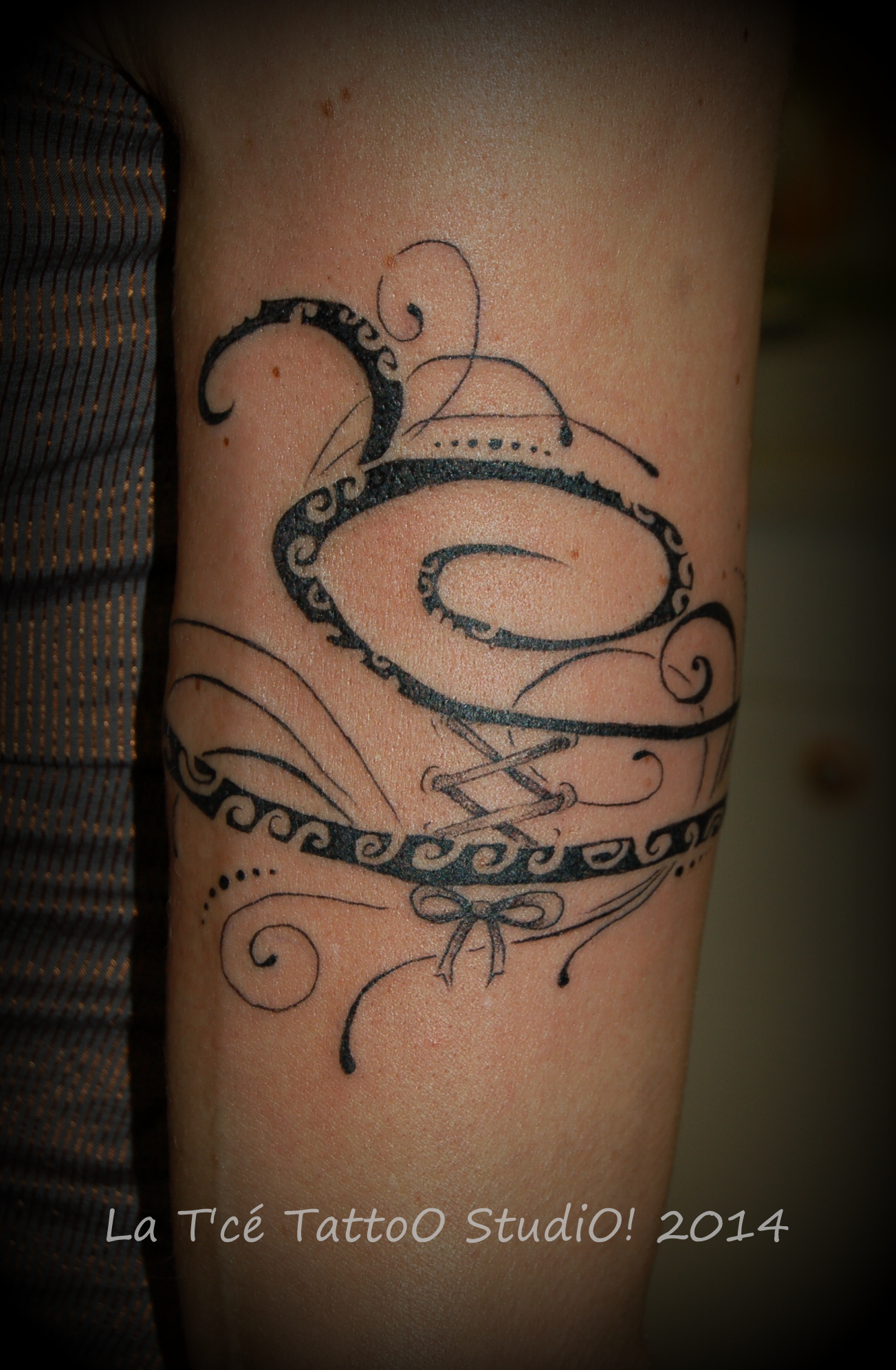 tatouage bracelet polynésien femme