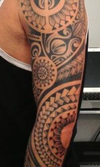 tatouage bras complet polynésien