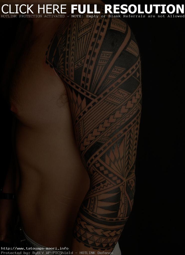 tatouage bras entier polynésien