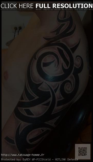 tatouage bras épaule homme tribal