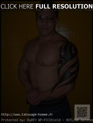 tatouage bras épaule homme tribal
