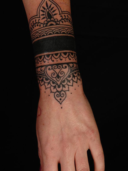 tatouage bras femme bracelet