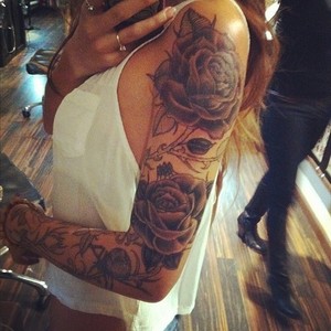 tatouage bras femme rose