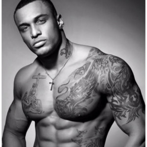 tatouage bras homme noir