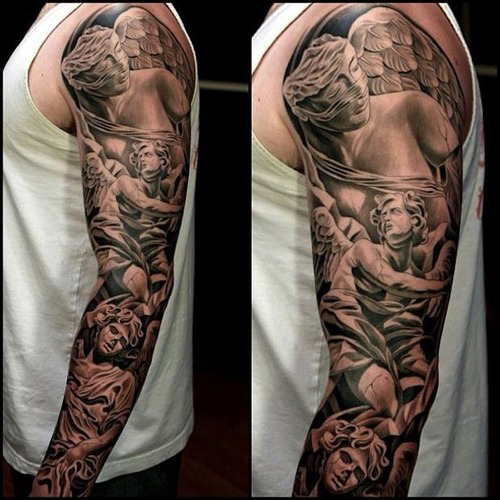 tatouage bras homme noir et blanc
