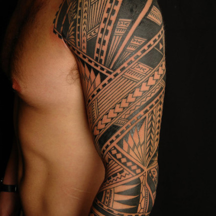 tatouage bras homme noir et blanc