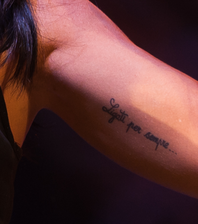 tatouage bras jenifer star academy