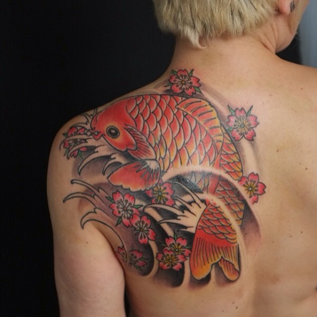 tatouage carpe koi omoplate