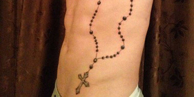 tatouage chapelet ventre
