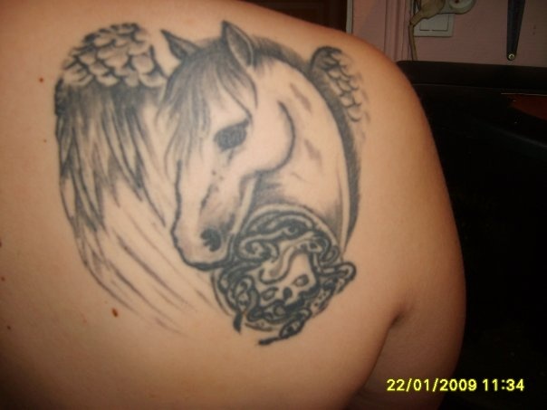 tatouage cheval omoplate