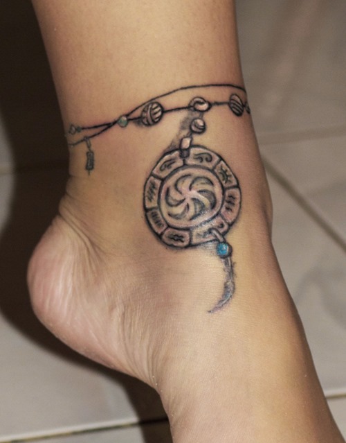 tatouage cheville bracelet plume