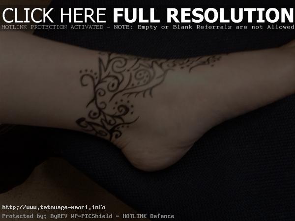 tatouage cheville bracelet polynésien
