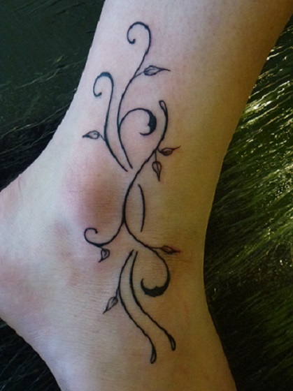 tatouage cheville femme arabesque
