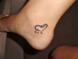 tatouage cheville femme coeur