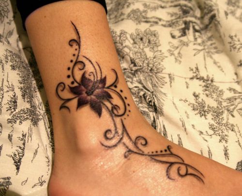 tatouage cheville femme fleur