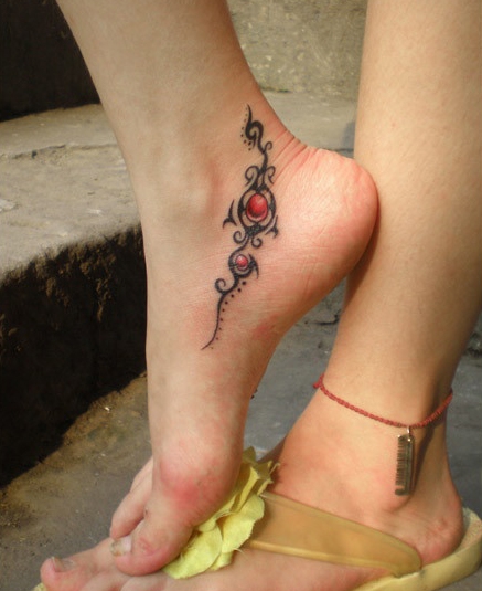 tatouage cheville femme fleur