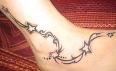 tatouage cheville femme initiale