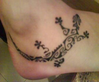 tatouage cheville femme salamandre