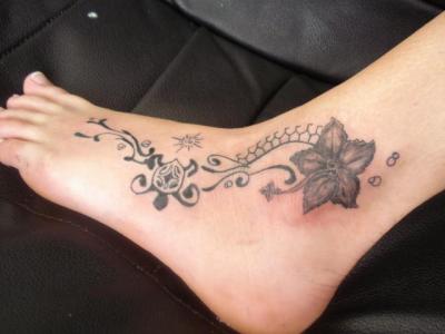 tatouage cheville femme salamandre