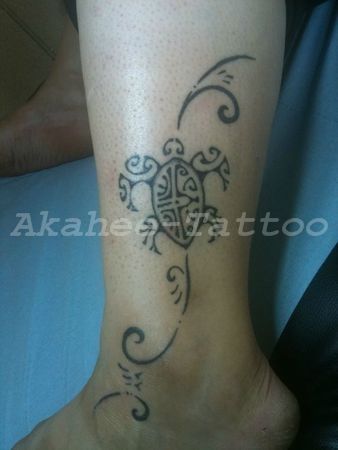 tatouage cheville tortue polynésienne