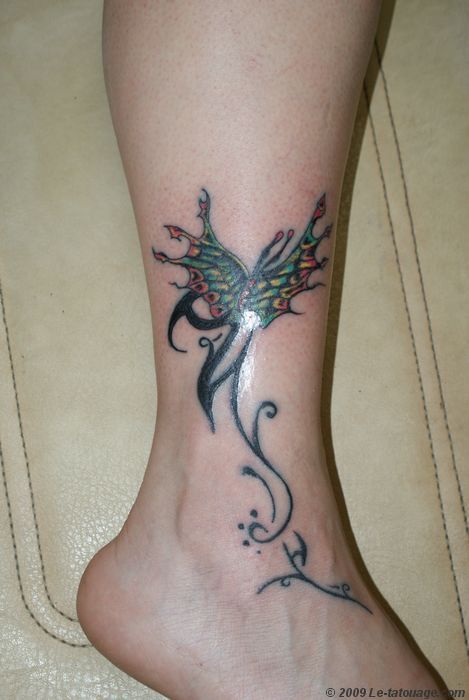 tatouage cheville tribal papillon
