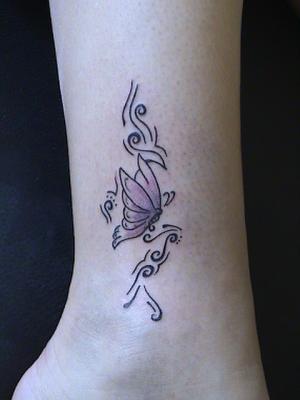 tatouage cheville tribal papillon