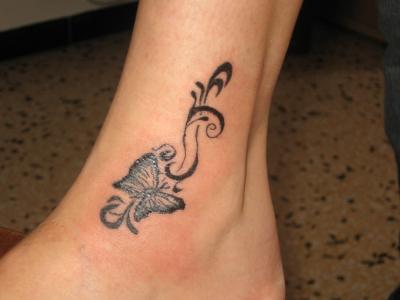 tatouage cheville tribal papillon
