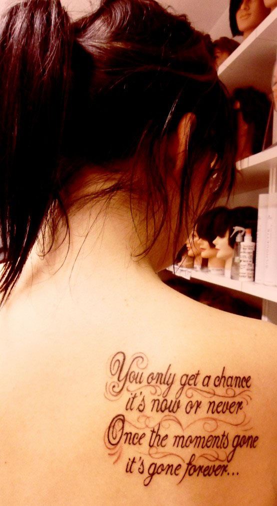 tatouage citation omoplate