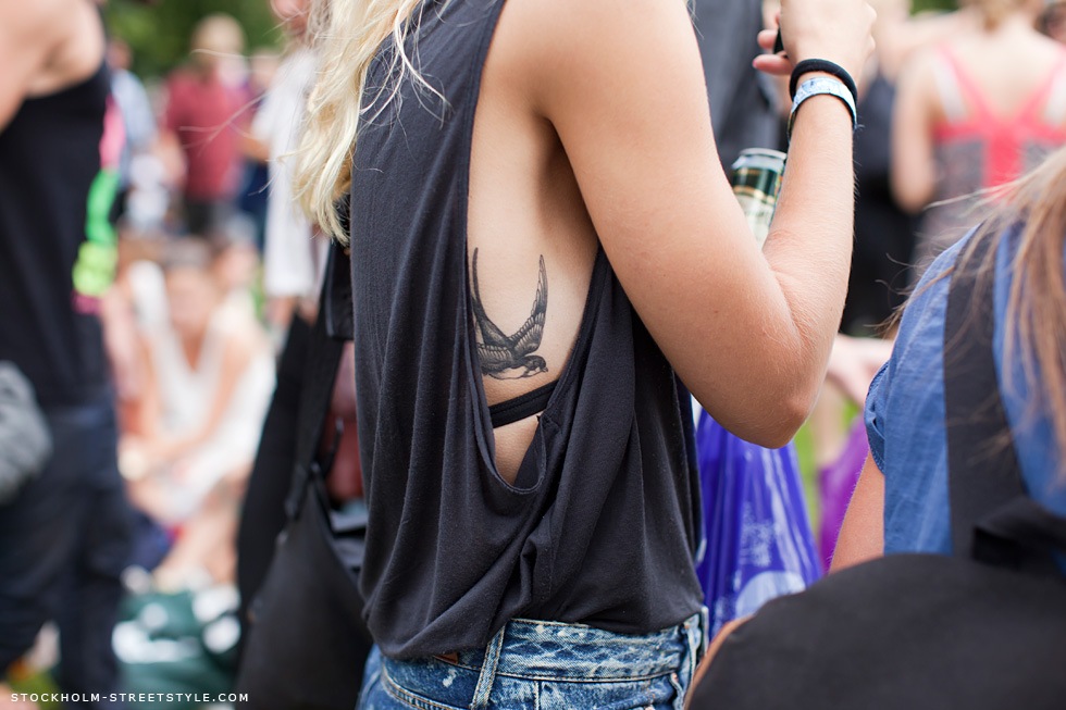 tatouage cote femme hirondelle