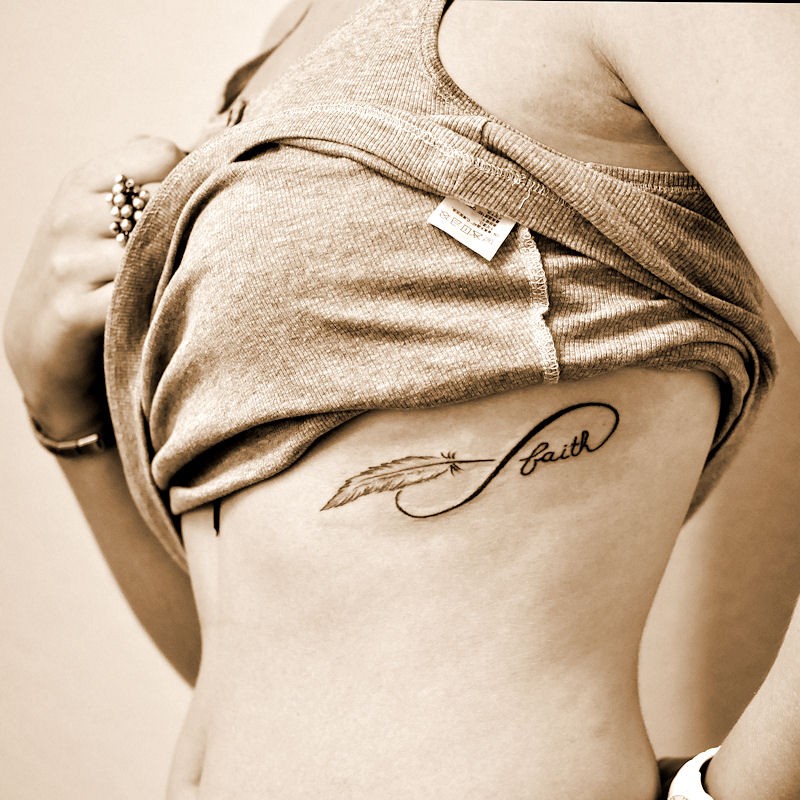 tatouage cote femme hirondelle