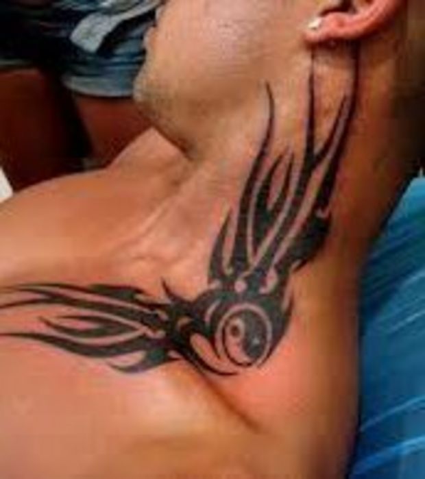 tatouage cou homme tribal