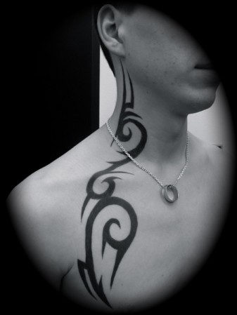 tatouage cou homme tribal