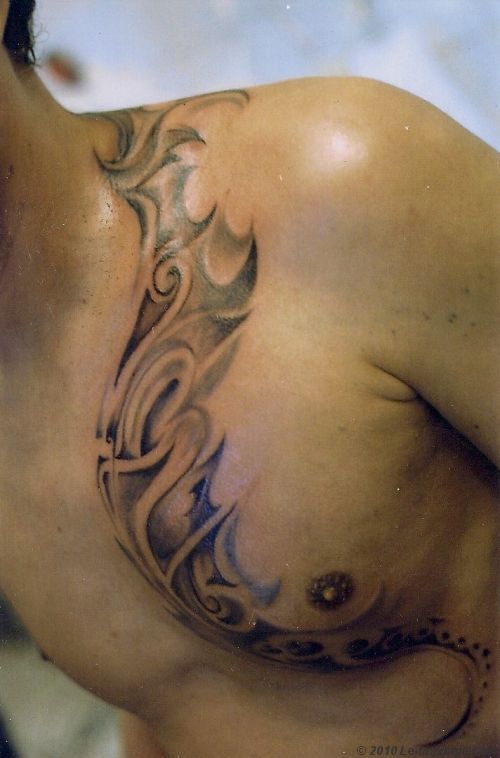 tatouage cou pectoraux