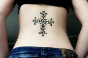 tatouage croix gothique dos